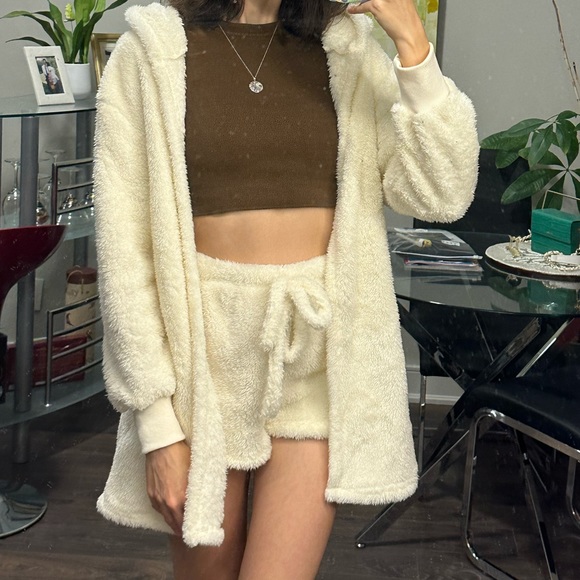 [SOLD] White Fluffy soft cloud robe lounging - Picture 2 of 5